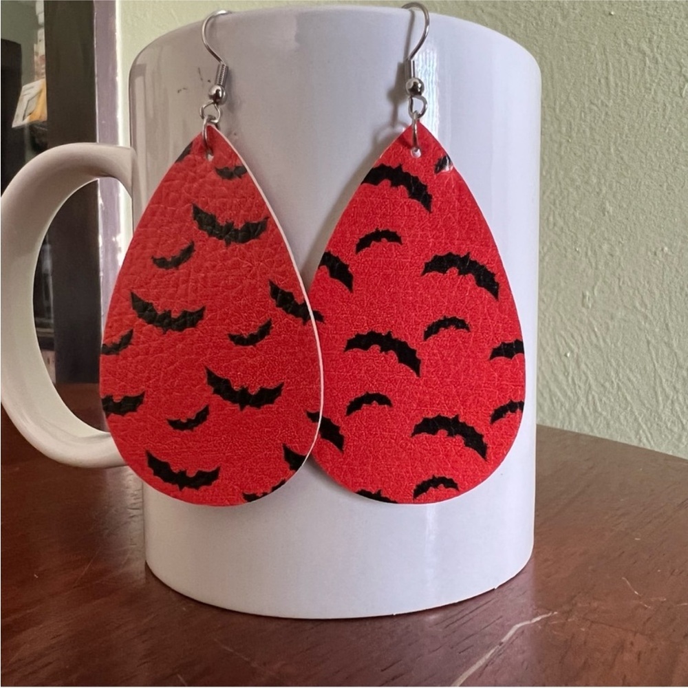 NWT Bats Halloween Tear Drop Earrings
